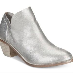 Leather silver ankle boot.